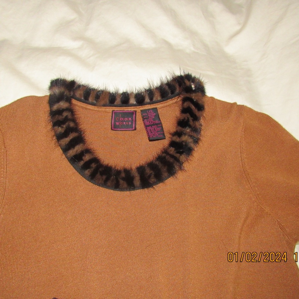 Size large ladies top with faux fur collar